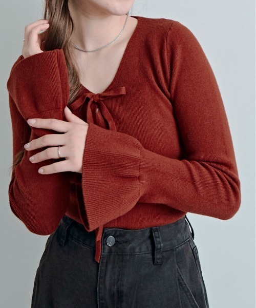 kirakiraShop（キラキラショップ）の「リボン Vネック フレア スリーブ リブ ニット トップス（ニット/セーター・レディース・オレンジ/チャコール/オフホワイト/ブラック/レッド・FREE）」の4枚目の写真