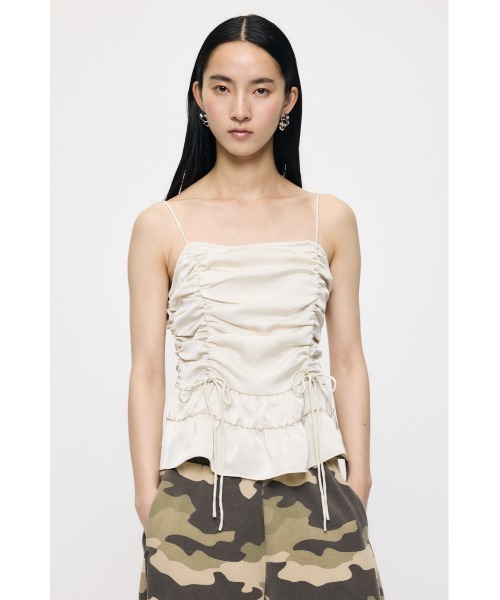 MOUSSY(マウジー)の「SATIN GATHER キャミソール(キャミソール・レディース・ブラウン系その他/ブラック/アイボリー・FREE)」の2枚目の写真