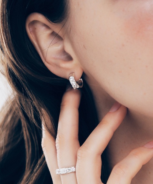 whoseA(フーシー)の「【silver925】Sway Hoop Pierce / スウェイジルコニアフープピアス(ピアス(両耳用)・レディース・クリア/ブラック・FREE)」の1枚目の写真