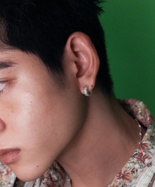 whoseA(フーシー)の「【silver925】Sway Hoop Pierce / スウェイジルコニアフープピアス(ピアス(両耳用)・レディース・クリア/ブラック・FREE)」の3枚目の写真