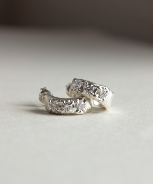 whoseA(フーシー)の「【silver925】Sway Hoop Pierce / スウェイジルコニアフープピアス(ピアス(両耳用)・レディース・クリア/ブラック・FREE)」の12枚目の写真
