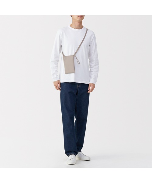 無印良品（ムジルシリョウヒン）の「撥水　再生ポリエステル　ミニサコッシュ（ショルダーバッグ・レディース・ライトベージュ・FREE）」の2枚目の写真