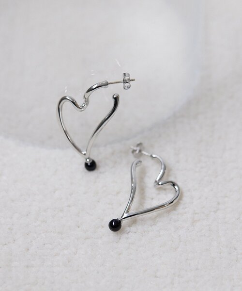 ear PAPILLONNER(イアパピヨネ)の「ワンポイントハートフープピアス(ピアス(両耳用)・レディース・シルバー系その他/シルバー系その他2・FREE)」の1枚目の写真
