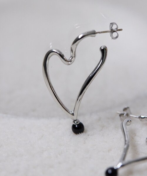 ear PAPILLONNER(イアパピヨネ)の「ワンポイントハートフープピアス(ピアス(両耳用)・レディース・シルバー系その他/シルバー系その他2・FREE)」の4枚目の写真