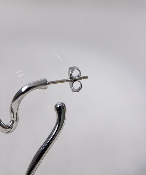 ear PAPILLONNER(イアパピヨネ)の「ワンポイントハートフープピアス(ピアス(両耳用)・レディース・シルバー系その他/シルバー系その他2・FREE)」の5枚目の写真