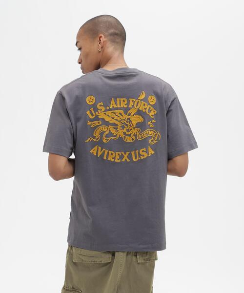 AVIREX(アヴィレックス)の「CHAIN STITCH EMBROIDERY T-SHIRT / チェーンステッチ エンブロイダリー Tシャツ / AVIREX / アヴィレックス(Tシャツ/カットソー・メンズ・ネイビー/チャコールグレー/キナリ・L/2XL/XL/M)」の5枚目の写真