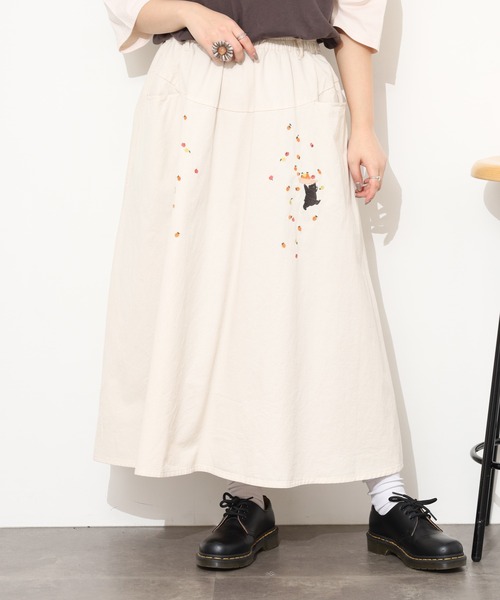 Emago(イマゴ)の「EMAGO フルーツ摘み刺繍スカート(スカート・レディース・アイボリー/ブラック/マスタード・FREE)」の4枚目の写真