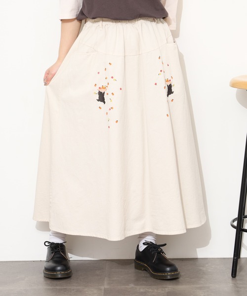 Emago(イマゴ)の「EMAGO フルーツ摘み刺繍スカート(スカート・レディース・アイボリー/ブラック/マスタード・FREE)」の5枚目の写真