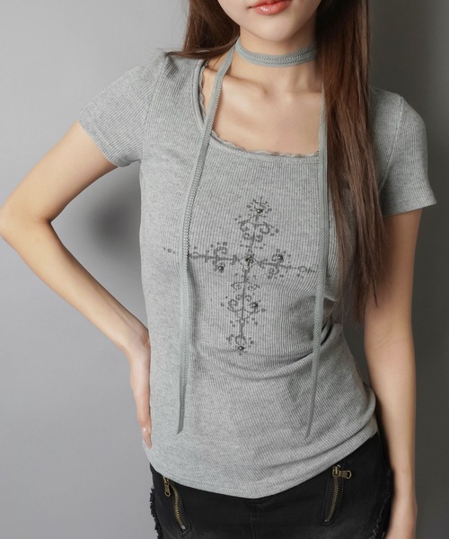 SPINNS(スピンズ)の「【セットアイテム】タイ付きピタカットソー/クロス/ストール付き/平成ギャル(Tシャツ/カットソー・レディース・アイボリー/チャコール/グレー・ONESIZE)」の2枚目の写真