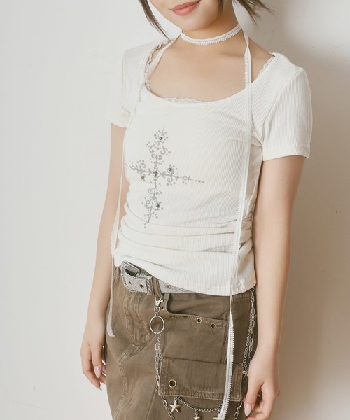 SPINNS(スピンズ)の「【セットアイテム】タイ付きピタカットソー/クロス/ストール付き/平成ギャル(Tシャツ/カットソー・レディース・アイボリー/チャコール/グレー・ONESIZE)」の1枚目の写真