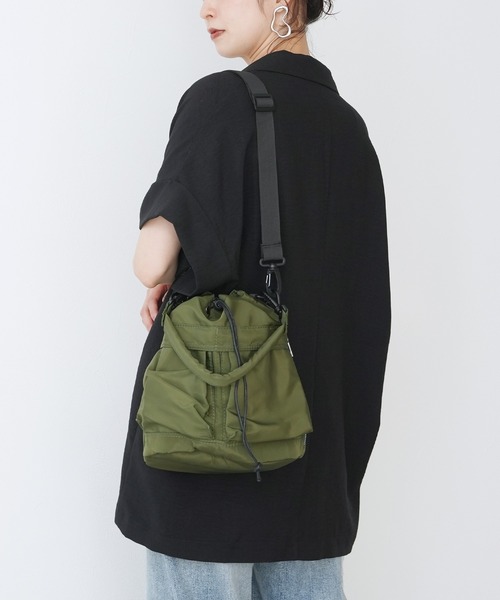 Yeoun（ヨウン）の「ポリエステル巾着ショルダーバッグ（ショルダーバッグ・レディース・ブラック/ベージュ/カーキ・ONE SIZE）」の9枚目の写真