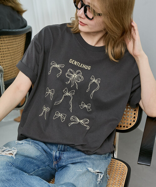 PUBLUX（パブリュクス）の「PUBLUX/パブリュクス リボン 刺繍 Tシャツ　限定展開（Tシャツ/カットソー・レディース・ブラウン/ライトグレー/ネイビー/チャコールグレー・ﾌﾘ-）」の2枚目の写真