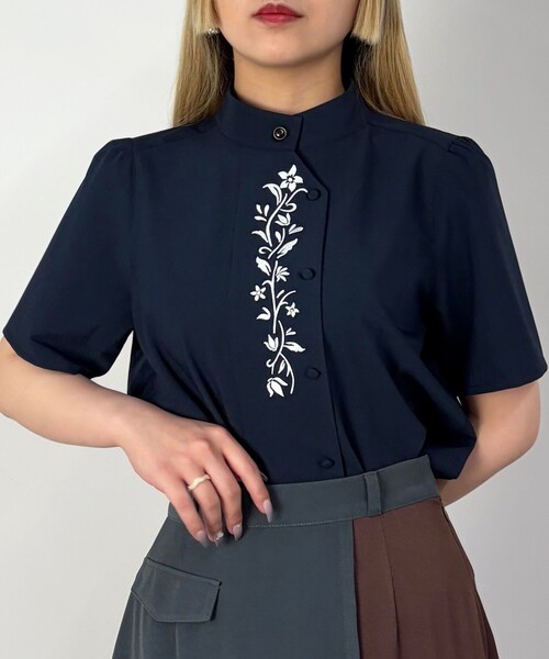 NICOLE CLUB（ニコル　クラブ）の「オリエンタル刺繍ブラウス（シャツ/ブラウス・レディース・オフホワイト/チャコールグレー/ネイビー・M）」の3枚目の写真