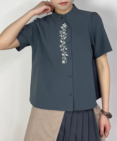 NICOLE CLUB（ニコル　クラブ）の「オリエンタル刺繍ブラウス（シャツ/ブラウス・レディース・オフホワイト/チャコールグレー/ネイビー・M）」の2枚目の写真