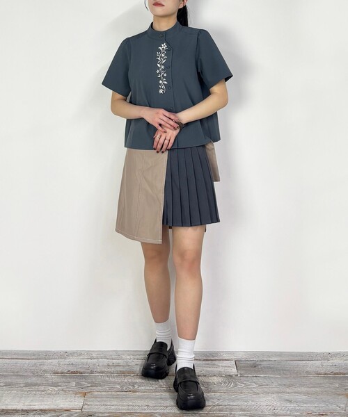 NICOLE CLUB（ニコル　クラブ）の「オリエンタル刺繍ブラウス（シャツ/ブラウス・レディース・オフホワイト/チャコールグレー/ネイビー・M）」の7枚目の写真