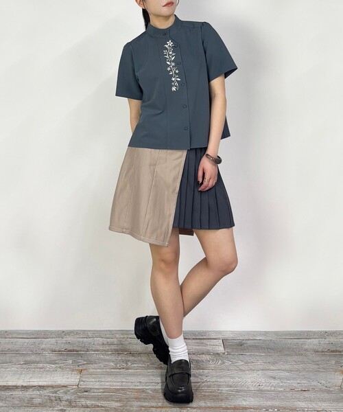 NICOLE CLUB（ニコル　クラブ）の「オリエンタル刺繍ブラウス（シャツ/ブラウス・レディース・オフホワイト/チャコールグレー/ネイビー・M）」の9枚目の写真