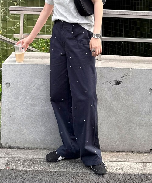 fredy emue(フレディエミュ)の「刺しゅう入りコットンツイルルーズパンツ(その他パンツ・レディース・ネイビー/ブラウン・36/38)」の1枚目の写真