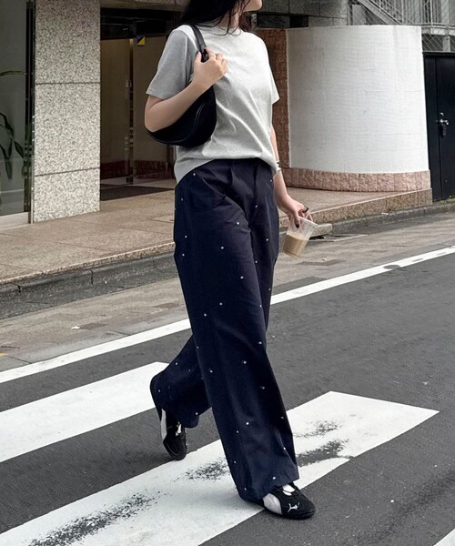 fredy emue(フレディエミュ)の「刺しゅう入りコットンツイルルーズパンツ(その他パンツ・レディース・ネイビー/ブラウン・36/38)」の4枚目の写真