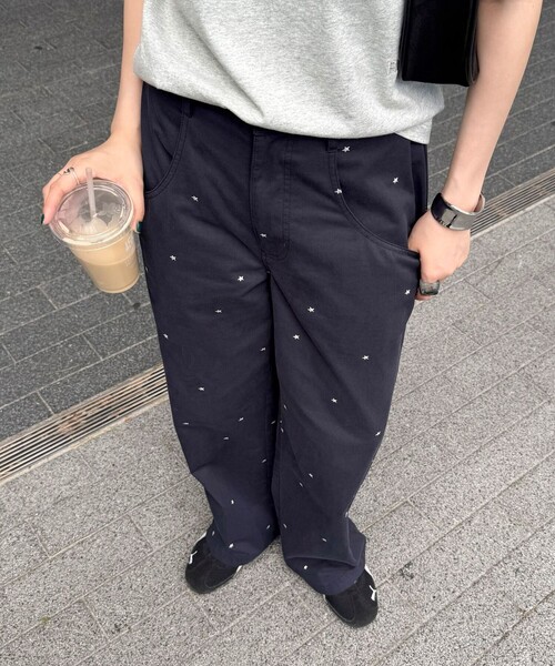 fredy emue(フレディエミュ)の「刺しゅう入りコットンツイルルーズパンツ(その他パンツ・レディース・ネイビー/ブラウン・36/38)」の8枚目の写真