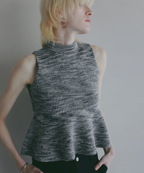 MANOF(マノフ)の「PUFF NECK PEPLUM KNIT TOPS(ニット/セーター・レディース・グレー/ホワイト/ブルー・F)」の3枚目の写真