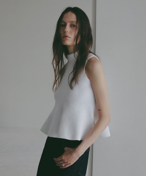 MANOF(マノフ)の「PUFF NECK PEPLUM KNIT TOPS(ニット/セーター・レディース・グレー/ホワイト/ブルー・F)」の2枚目の写真