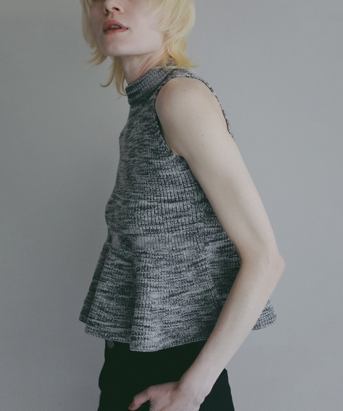 MANOF(マノフ)の「PUFF NECK PEPLUM KNIT TOPS(ニット/セーター・レディース・グレー/ホワイト/ブルー・F)」の10枚目の写真