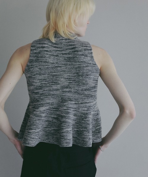 MANOF(マノフ)の「PUFF NECK PEPLUM KNIT TOPS(ニット/セーター・レディース・グレー/ホワイト/ブルー・F)」の11枚目の写真
