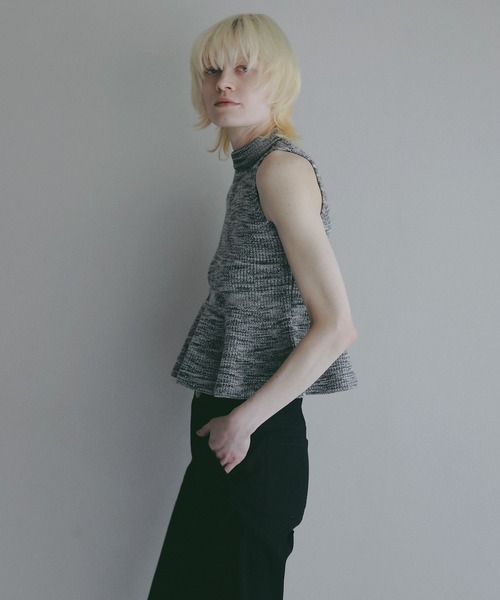MANOF(マノフ)の「PUFF NECK PEPLUM KNIT TOPS(ニット/セーター・レディース・グレー/ホワイト/ブルー・F)」の9枚目の写真