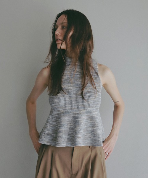 MANOF(マノフ)の「PUFF NECK PEPLUM KNIT TOPS(ニット/セーター・レディース・グレー/ホワイト/ブルー・F)」の22枚目の写真