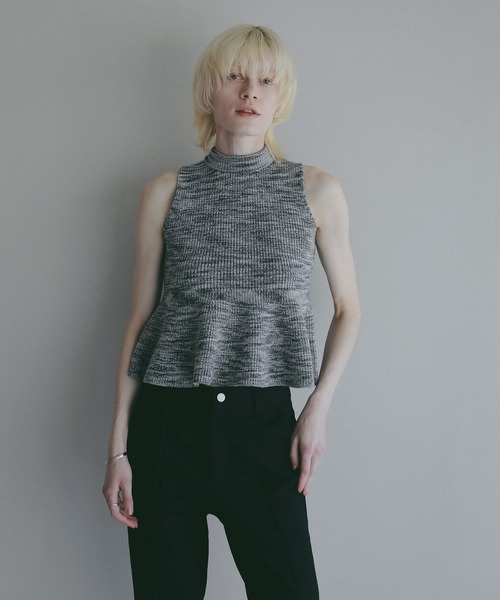 MANOF(マノフ)の「PUFF NECK PEPLUM KNIT TOPS(ニット/セーター・レディース・グレー/ホワイト/ブルー・F)」の4枚目の写真