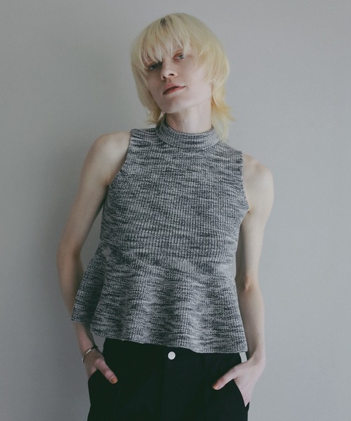 MANOF(マノフ)の「PUFF NECK PEPLUM KNIT TOPS(ニット/セーター・レディース・グレー/ホワイト/ブルー・F)」の5枚目の写真