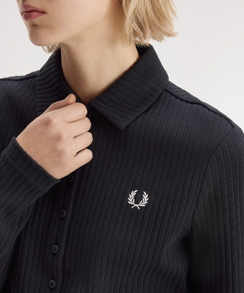 FRED PERRY(フレッドペリー)の「Wide Rib Button-Through Polo Shirt/ワイドリブボタンスルーポロシャツ(ポロシャツ・レディース・ベージュ/ブラック・10/8)」の4枚目の写真