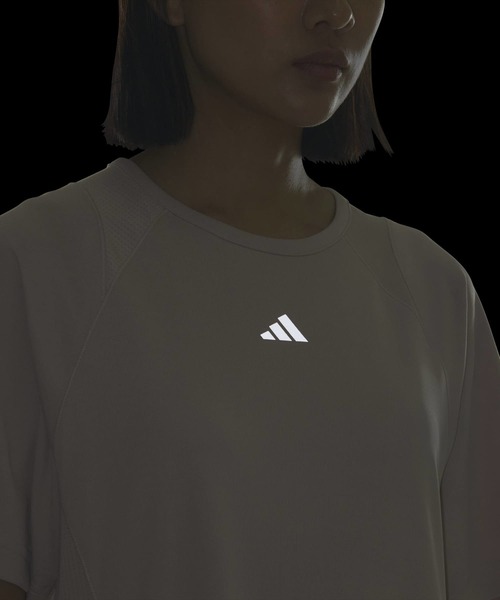 adidas（アディダス）の「トレーニング エッセンシャルズ プラス ルーズフィット クールセンサー ミッド レギュラー レングス半袖Tシャツ / アディダス adidas（Tシャツ/カットソー・レディース・ブラウン・XX-LARGE/LARGE/MEDIUM/SMALL/X-LARGE/X-SMALL）」の4枚目の写真