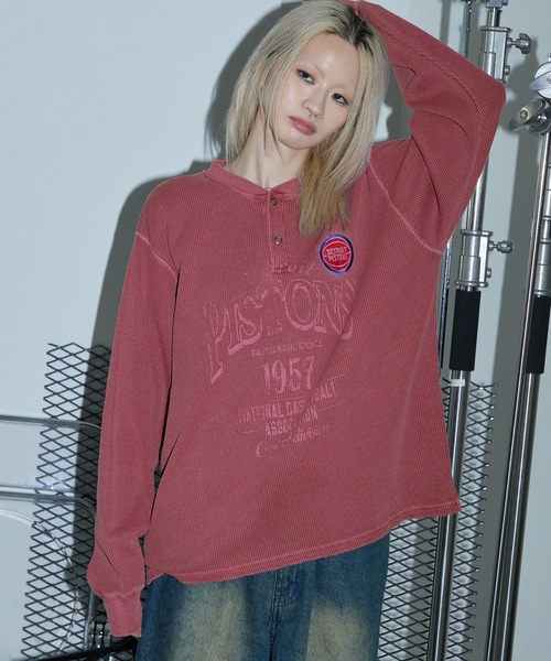NBA(エヌビーエー)の「NBA/エヌビーエー 別注 チームロゴ刺繍ピグメントワッフルヘンリーネックロンT(Tシャツ/カットソー・メンズ・ワイン/チャコール/イエロー/ブラック・M/L)」の4枚目の写真