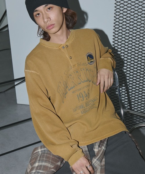 NBA(エヌビーエー)の「NBA/エヌビーエー 別注 チームロゴ刺繍ピグメントワッフルヘンリーネックロンT(Tシャツ/カットソー・メンズ・ワイン/チャコール/イエロー/ブラック・M/L)」の3枚目の写真