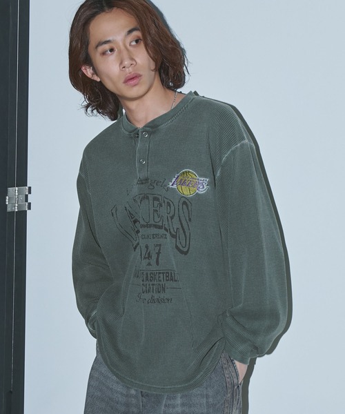 NBA(エヌビーエー)の「NBA/エヌビーエー 別注 チームロゴ刺繍ピグメントワッフルヘンリーネックロンT(Tシャツ/カットソー・メンズ・ワイン/チャコール/イエロー/ブラック・M/L)」の2枚目の写真