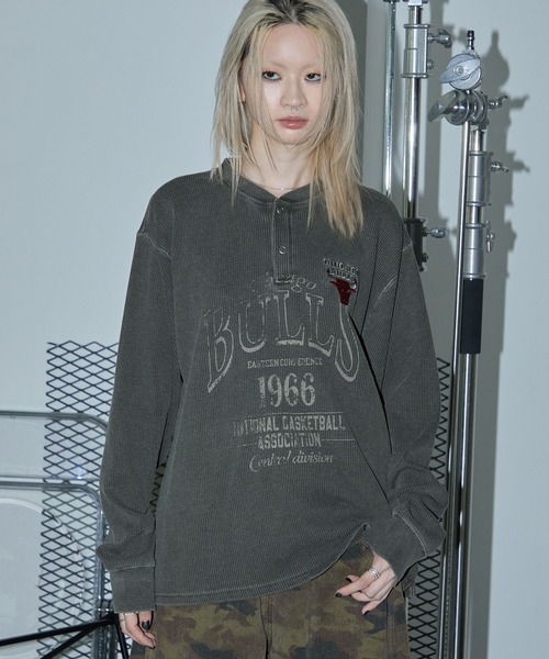 NBA(エヌビーエー)の「NBA/エヌビーエー 別注 チームロゴ刺繍ピグメントワッフルヘンリーネックロンT(Tシャツ/カットソー・メンズ・ワイン/チャコール/イエロー/ブラック・M/L)」の1枚目の写真