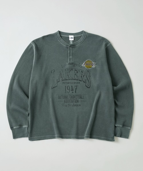 NBA(エヌビーエー)の「NBA/エヌビーエー 別注 チームロゴ刺繍ピグメントワッフルヘンリーネックロンT(Tシャツ/カットソー・メンズ・ワイン/チャコール/イエロー/ブラック・M/L)」の8枚目の写真