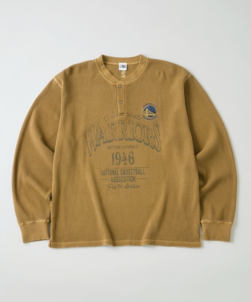 NBA(エヌビーエー)の「NBA/エヌビーエー 別注 チームロゴ刺繍ピグメントワッフルヘンリーネックロンT(Tシャツ/カットソー・メンズ・ワイン/チャコール/イエロー/ブラック・M/L)」の9枚目の写真