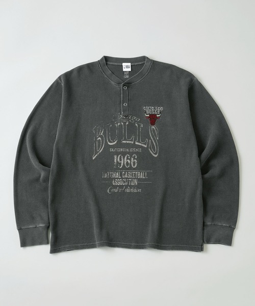 NBA(エヌビーエー)の「NBA/エヌビーエー 別注 チームロゴ刺繍ピグメントワッフルヘンリーネックロンT(Tシャツ/カットソー・メンズ・ワイン/チャコール/イエロー/ブラック・M/L)」の7枚目の写真