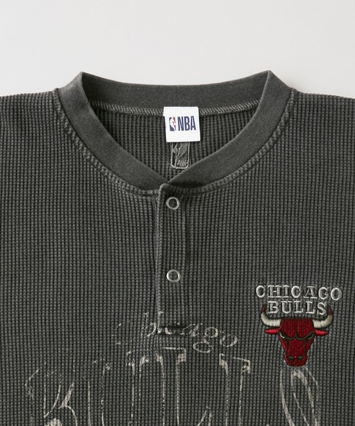NBA(エヌビーエー)の「NBA/エヌビーエー 別注 チームロゴ刺繍ピグメントワッフルヘンリーネックロンT(Tシャツ/カットソー・メンズ・ワイン/チャコール/イエロー/ブラック・M/L)」の12枚目の写真