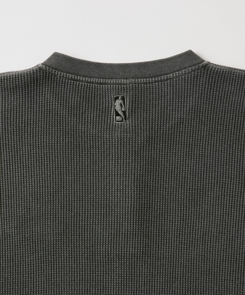 NBA(エヌビーエー)の「NBA/エヌビーエー 別注 チームロゴ刺繍ピグメントワッフルヘンリーネックロンT(Tシャツ/カットソー・メンズ・ワイン/チャコール/イエロー/ブラック・M/L)」の13枚目の写真