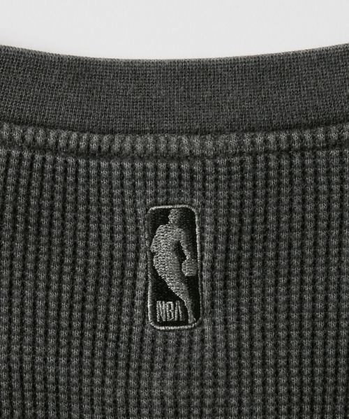 NBA(エヌビーエー)の「NBA/エヌビーエー 別注 チームロゴ刺繍ピグメントワッフルヘンリーネックロンT(Tシャツ/カットソー・メンズ・ワイン/チャコール/イエロー/ブラック・M/L)」の14枚目の写真