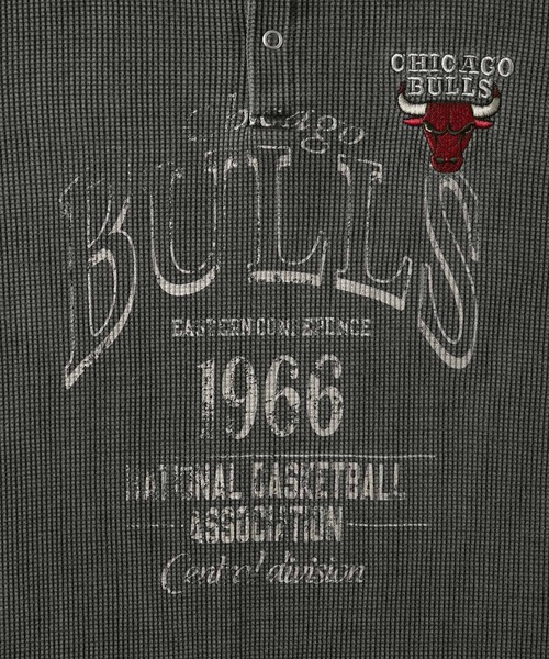 NBA(エヌビーエー)の「NBA/エヌビーエー 別注 チームロゴ刺繍ピグメントワッフルヘンリーネックロンT(Tシャツ/カットソー・メンズ・ワイン/チャコール/イエロー/ブラック・M/L)」の15枚目の写真