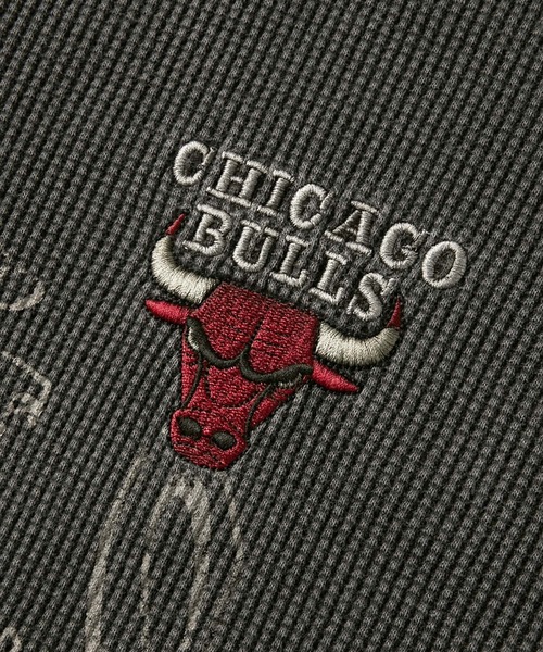 NBA(エヌビーエー)の「NBA/エヌビーエー 別注 チームロゴ刺繍ピグメントワッフルヘンリーネックロンT(Tシャツ/カットソー・メンズ・ワイン/チャコール/イエロー/ブラック・M/L)」の16枚目の写真