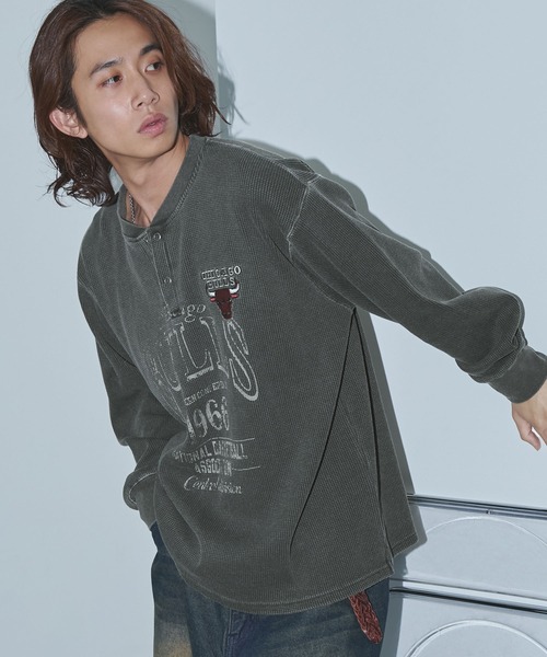 NBA(エヌビーエー)の「NBA/エヌビーエー 別注 チームロゴ刺繍ピグメントワッフルヘンリーネックロンT(Tシャツ/カットソー・メンズ・ワイン/チャコール/イエロー/ブラック・M/L)」の20枚目の写真