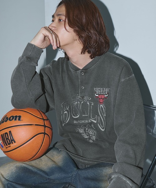 NBA(エヌビーエー)の「NBA/エヌビーエー 別注 チームロゴ刺繍ピグメントワッフルヘンリーネックロンT(Tシャツ/カットソー・メンズ・ワイン/チャコール/イエロー/ブラック・M/L)」の21枚目の写真