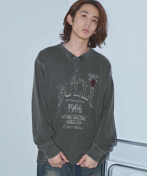 NBA(エヌビーエー)の「NBA/エヌビーエー 別注 チームロゴ刺繍ピグメントワッフルヘンリーネックロンT(Tシャツ/カットソー・メンズ・ワイン/チャコール/イエロー/ブラック・M/L)」の22枚目の写真