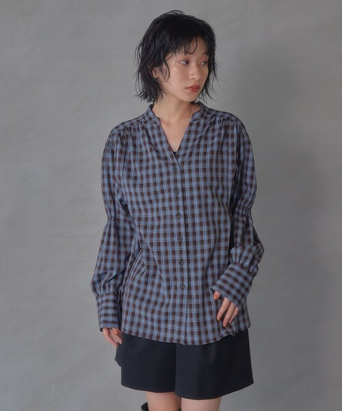 EMMEL REFINES(エメルリファインズ)の「<EMMEL REFINES>EM ソデギャザー キーネック チェックシャツ(シャツ/ブラウス・レディース・ブラック/ダークブラウン・FREE)」の3枚目の写真