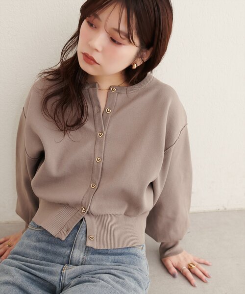 natural couture（ナチュラルクチュール）の「お家で洗えるちびハート釦カーディガン（カーディガン/ボレロ・レディース・ブラック/チャコールグレー/オフホワイト/サックスブルー/ピンク/モカ/ボルドー・FREE）」の4枚目の写真